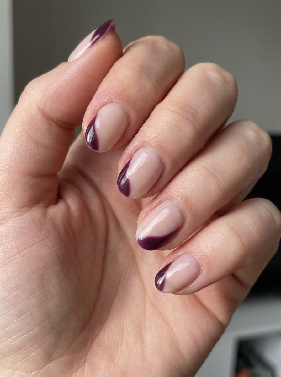 Plum Negative Space Nails als Lila Nageldesign Ideen Inspiration 2026